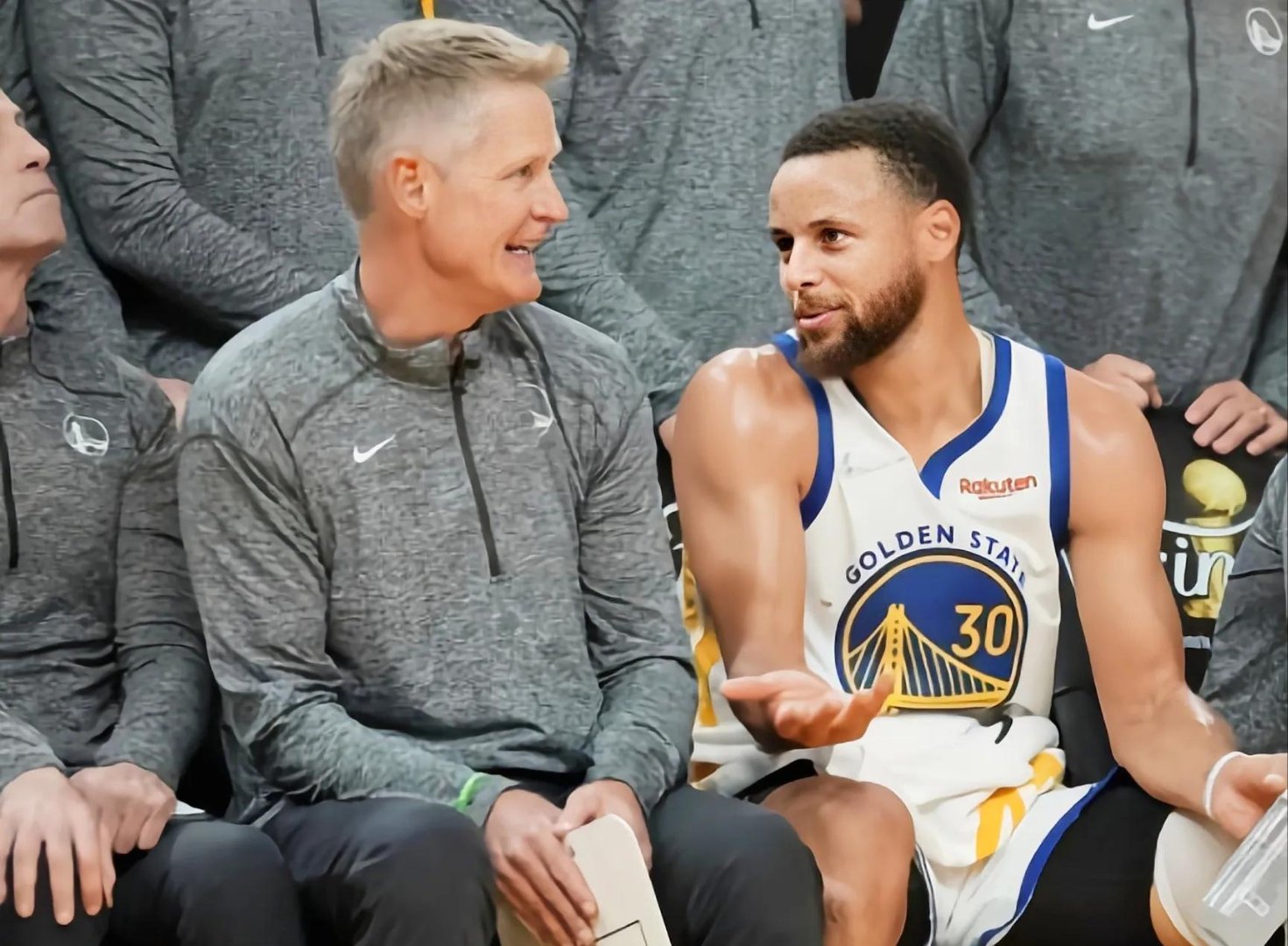 包含NBA总决赛转会期再迎强敌，萨克拉门托国王内部沟通，主帅态度：气氛紧张，更衣室氛围转暖的词条